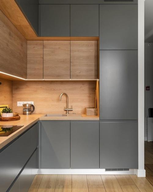 Интересное сочетание серого цвета и дерева в кухонном гарнитуре. 02