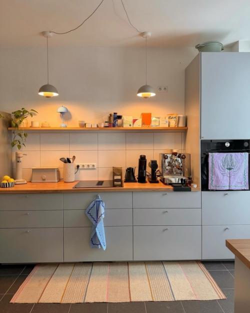 Классный интерьер современной квартиры с белыми стенами, теплым освещением и красивыми деталями. 06