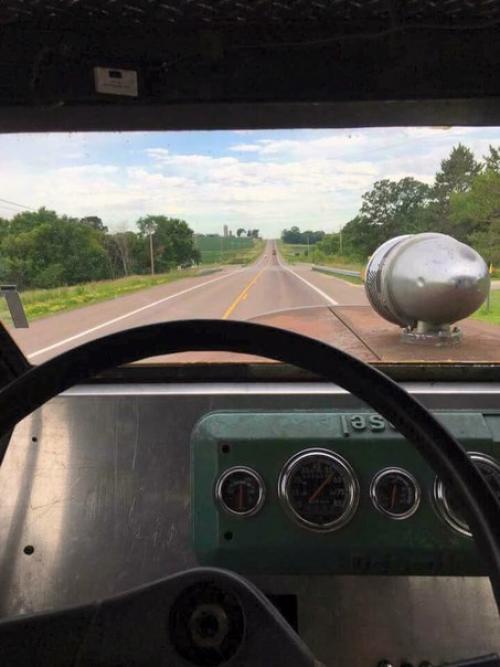 Кабина этого чудо - грузовика представляет собой модифицированный корпус американского пожарного автомобиля марки Лафранс 1941 года выпуска. 05