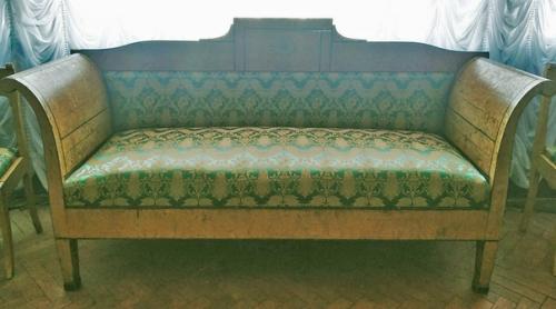 Каждому ульяновцу знаком символический памятник Философский Диван Обломова, который был установлен в 2005 году в сквере у памятника Гончарову. 01