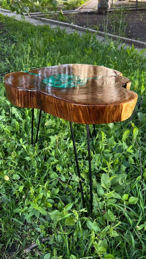 Журнальный стол из карагача с заливкой смолой с подсветкой: симфония природы и света. 01