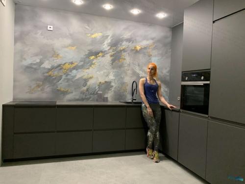 Современное решение для смелых людей абстрактный рисунок на кухонном фартуке, имитация акварельных разводов. 01