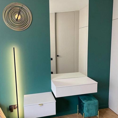 Современный интерьер со стильными элементами, которые замечательно сочетаются вместе. 03