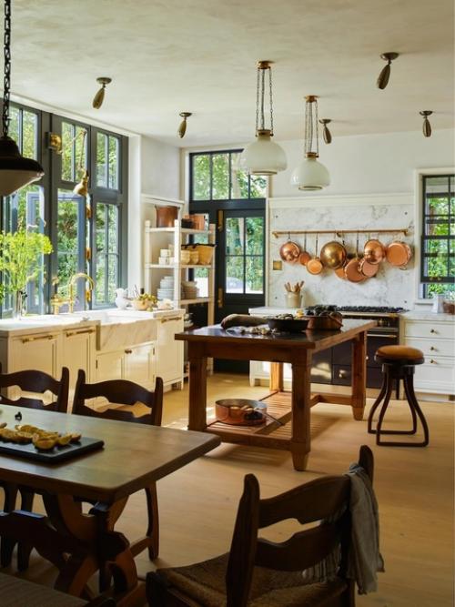 На БЕРЕГУ реки. Этот дом абсолютно новый, но смотрится он так, как будто был построен в XIX веке. 03