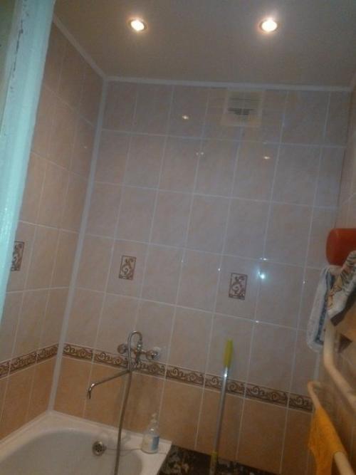 Девушка сама ремонт в ванной сделала. 06