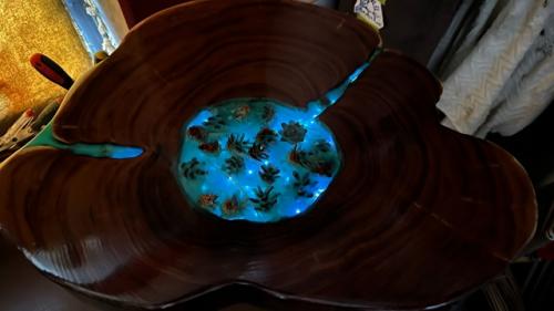 Журнальный стол из карагача с заливкой смолой с подсветкой: симфония природы и света. 05