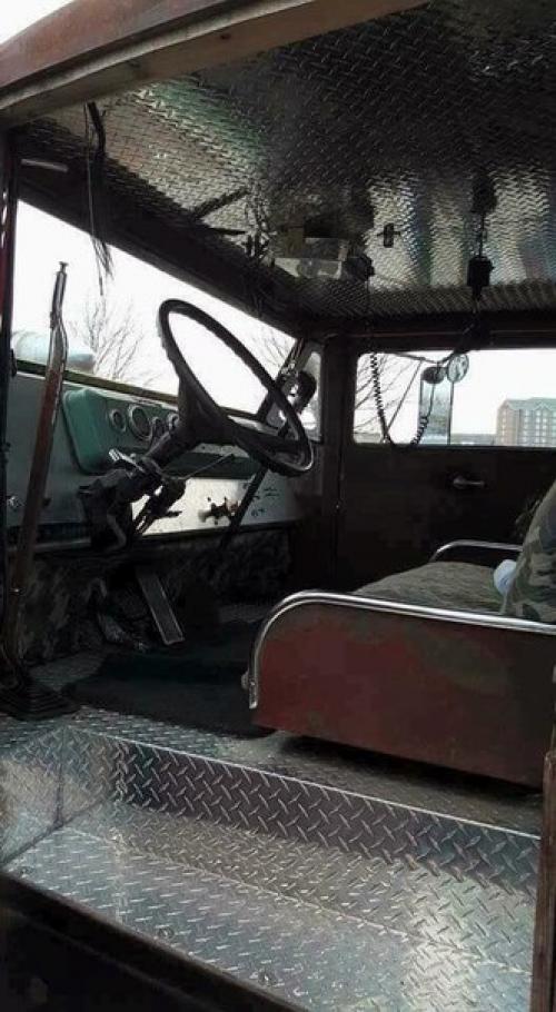 Кабина этого чудо - грузовика представляет собой модифицированный корпус американского пожарного автомобиля марки Лафранс 1941 года выпуска. 04