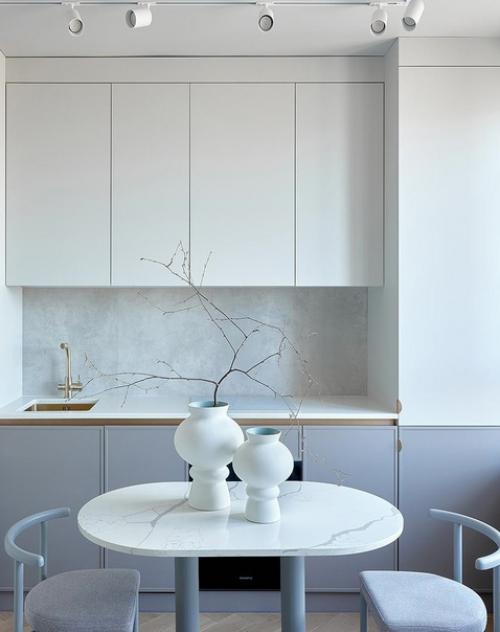 Дизайнер Елена тринитатская преобразила светлую однокомнатную квартиру, расположенную на 15-м этаже жилого комплекса. 01