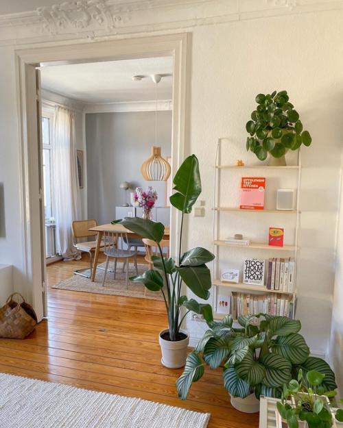 Классный интерьер современной квартиры с белыми стенами, теплым освещением и красивыми деталями. 03