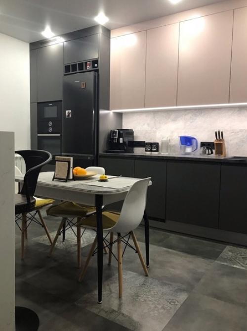 Кухня с элементами лофт и минимализм в темных, довольно брутальных оттенках. 01