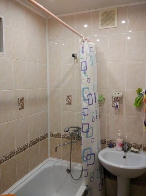 Девушка сама ремонт в ванной сделала. 07