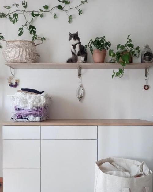 Как же приятно жить в доме с зеленью и деревянной мебелью, и все на это белом фоне! 05