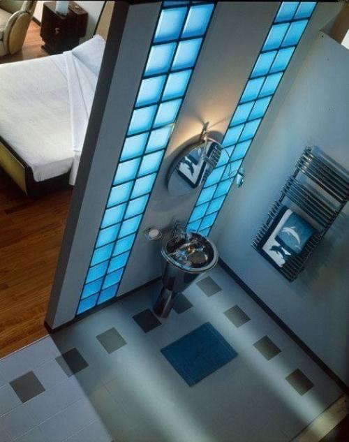 Стеклоблоки - это полые стеклянные кирпичи, которые широко применяются в строительстве и обустройстве интерьеров. 08