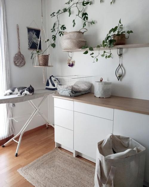 Как же приятно жить в доме с зеленью и деревянной мебелью, и все на это белом фоне! 02