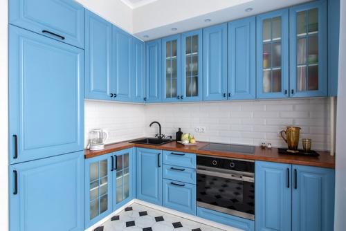 Двухкомнатная квартира, где живет семейная пара с ребенком. 02