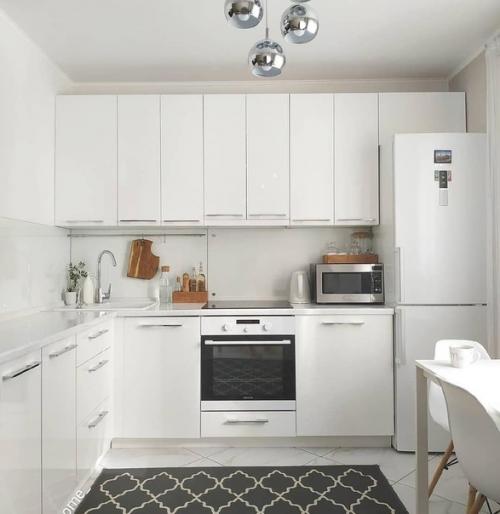 Дизайн квартиры преимущественно в белом цвете. 03