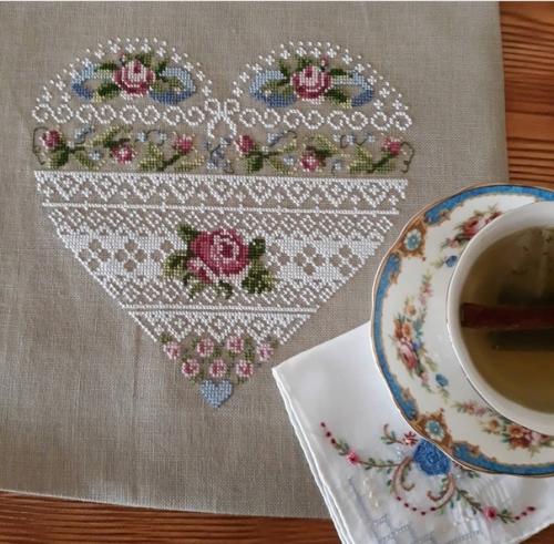 А вы любите, когда белым по льну вышиваются кружева? 03