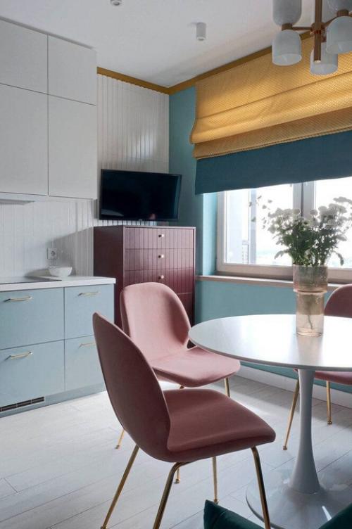 Дизайнеры небольшую квартиру для молодой девушки оформили. 02