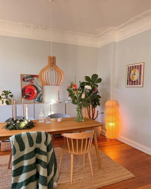 Классный интерьер современной квартиры с белыми стенами, теплым освещением и красивыми деталями. 05