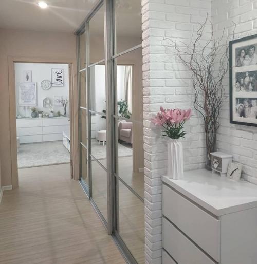 Дизайн квартиры преимущественно в белом цвете. 07