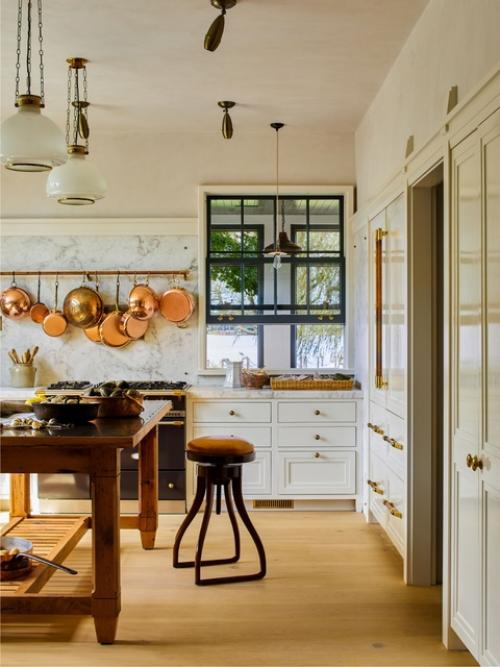 На БЕРЕГУ реки. Этот дом абсолютно новый, но смотрится он так, как будто был построен в XIX веке. 04