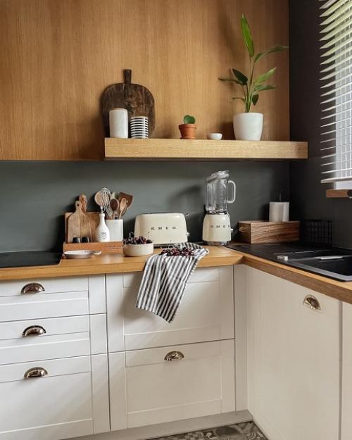 Темно-серый и зелёный цвет с большим количеством дерева в семейном доме в стиле сканди: уютный интерьер, полный вдохновляющих идей. 02