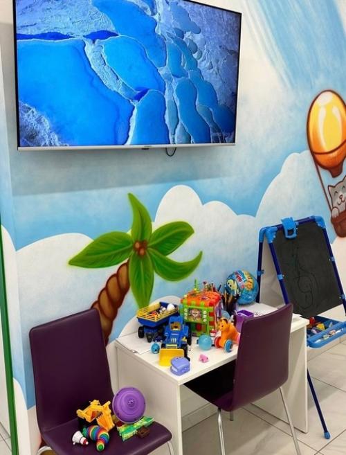 Чтобы детство было счастливым и улыбки не покидали лиц детей, мы наполнили наше детское отделение разными классными атрибутами. 02