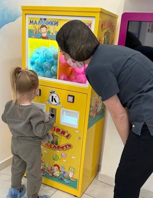 Чтобы детство было счастливым и улыбки не покидали лиц детей, мы наполнили наше детское отделение разными классными атрибутами. 04