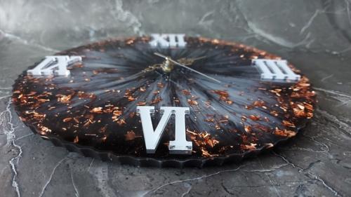 К продаже готовы первые часики из эпоксидной смолы полностью ручная работа. 02