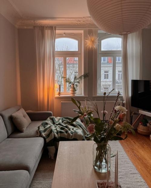 Классный интерьер современной квартиры с белыми стенами, теплым освещением и красивыми деталями. 04