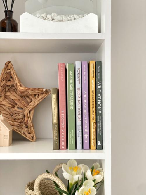 Бодро я начала неделю, решила разобрать и показать наш стеллаж или по другому, книжную полку. 04