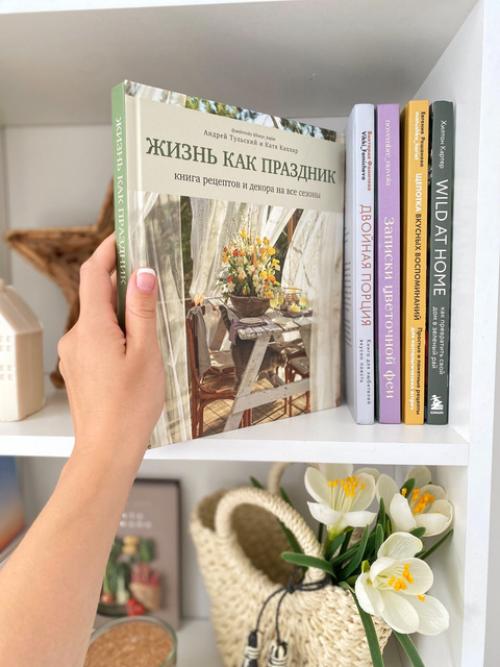 Бодро я начала неделю, решила разобрать и показать наш стеллаж или по другому, книжную полку. 01