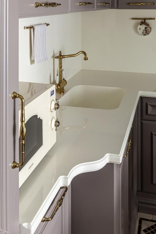 Красивая кухня с функцией гостиной и шикарной зоной отдыха на лоджии. 03