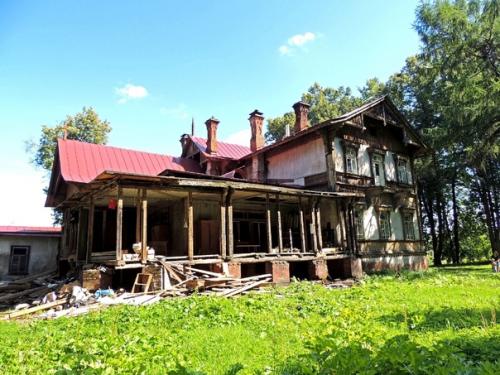 В вышнем Волочке есть единственный в городе дом в стиле модерн - дача купцов рябушинских, который к февралю 2018-го хотели снести. 03