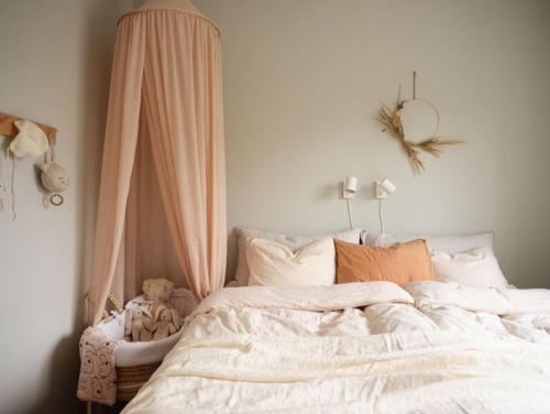 Скандинавская квартира с красивой серо-голубой кухней и розово - бежевыми оттенками в интерьере. 05