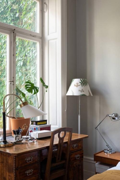 Море принтов и постеров в интерьере белой скандинавской квартиры. 07