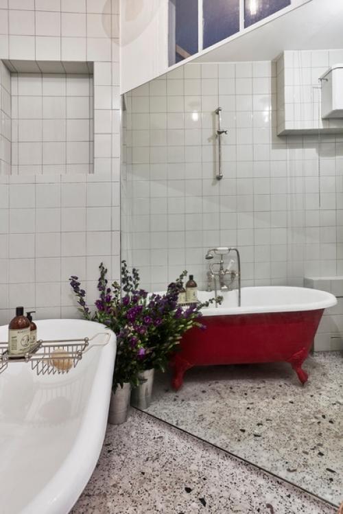 В этой квартире с красными акцентами, расположившейся в центре Копенгагена, царит очаровательная жизнь парижского кафе. 04