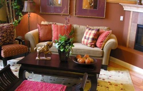 Придать комнате домашний уют помогут декоративные подушки.