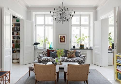 Море принтов и постеров в интерьере белой скандинавской квартиры. 01