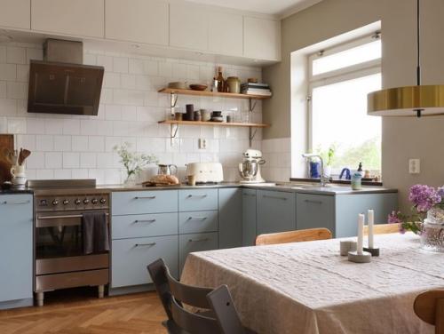 Скандинавская квартира с красивой серо-голубой кухней и розово - бежевыми оттенками в интерьере. 02