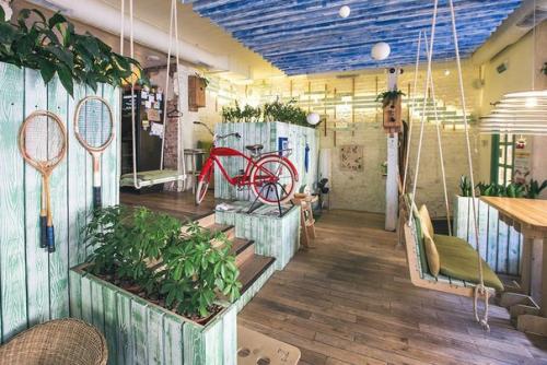 7 кафе Петербурга, где можно отдохнуть в гамаке или покачаться на качелях. 01