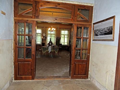 В вышнем Волочке есть единственный в городе дом в стиле модерн - дача купцов рябушинских, который к февралю 2018-го хотели снести. 08