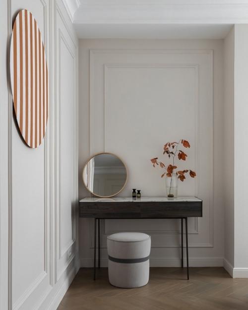 Квартира расположена на 21-м этаже ЖК, интерьер создавался для семьи с ребенком, школьницей начальных классов. 08