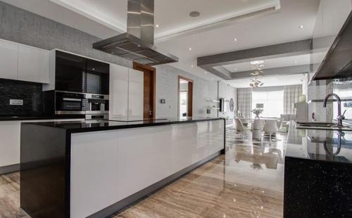 Удивительную виллу построили специалисты компании Nikki B Signature Interiors. 03