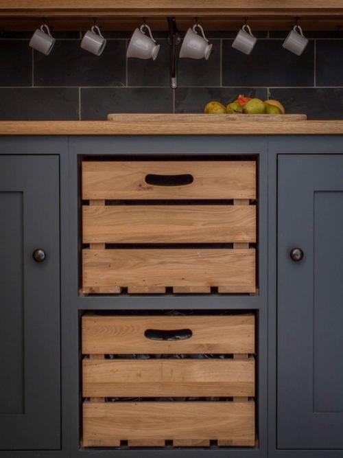 Серый цвет по-прежнему царит в современных интерьерах, и кухни - не исключение. 04