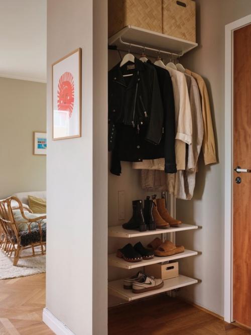 Скандинавская квартира с красивой серо-голубой кухней и розово - бежевыми оттенками в интерьере. 03