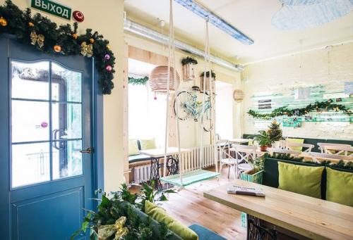 7 кафе Петербурга, где можно отдохнуть в гамаке или покачаться на качелях. 04