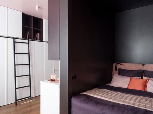 Интерьер квартиры - студии 29 м в Москве с разворотом кухни, спальной нишей и рабочими местами в шкафу. 01