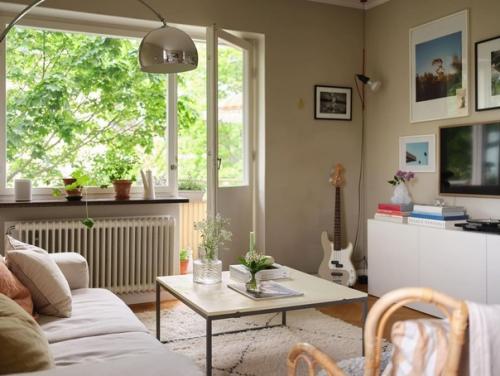 Скандинавская квартира с красивой серо-голубой кухней и розово - бежевыми оттенками в интерьере. 07