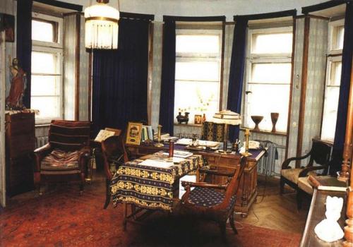 Дом врача расположен на пересечении стрелецкой и большой житомирской. 01